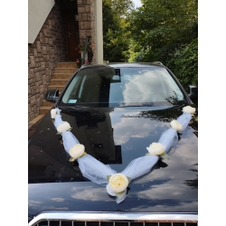 Dekoracja auta do ślubu - kompozycje tiulowa  kremowe kwiaty 